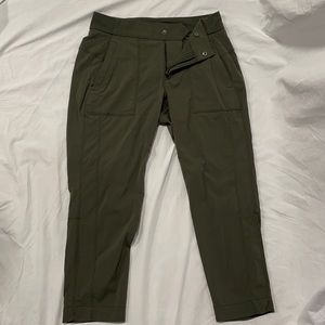 Athleta Cropped Pants, size 6